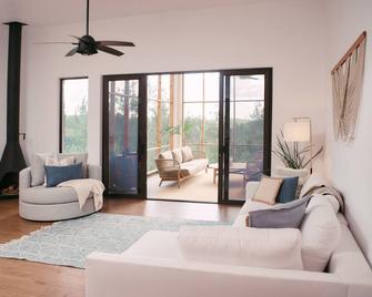 Hidden Valley Inn & Reserve - San Ignacio - Living room