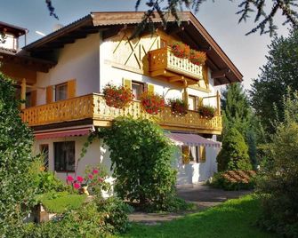 Double room, shower, WC - Gästehaus Lödermann - Garmisch-Partenkirchen - Edificio