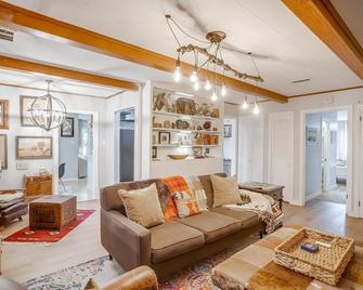 The Stockyard Exchange - River Oaks - Pokój dzienny