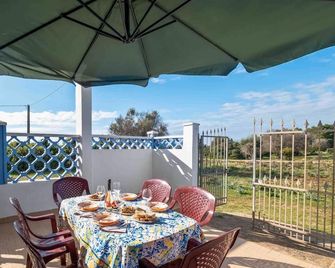 Sunny Haven Villa In Torre Lapillo - Torre Lapillo - Balcón