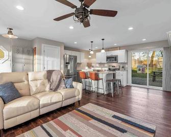 Newly Updated House with California King Bed! - Brighton - Wohnzimmer