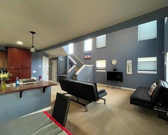 Beautiful House in Lynnwood, Near Light Rail - Lynnwood - Living room