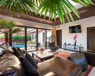 Boutique Resort Private Pool Villa - Па-Кхлок - Вітальня
