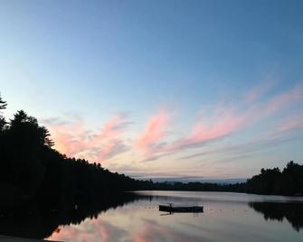 Welcome to Northaven! Family-friendly lakefront cabin in the White Mountains! - Haverhill - Vista del exterior