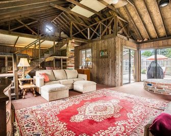 Up North Fall Escape: Golf, Bonfires, Flannels & Crisp Northern Nights. - West Branch - Sala de estar