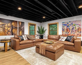 Lux Cabin 5br/3.5ba Speakeasy/Hot Tub/Golf/Derby/Hiking-Bourbon Trail Hideaway - Shepherdsville - Lounge