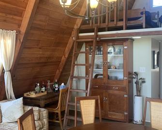Quaint A-Frame Cottage - Gretna - Dining room