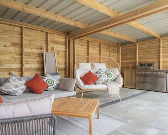 Dreamy 5-Bedroom Cottage with Private Hot Tub - Aberystwyth - Living room