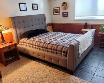 Helena's Best! Large, comfortable apartment near State Capitol. - Helena - Bedroom