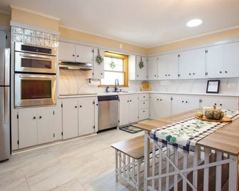 Charming 4-bedroom home with AC and WiFi close to downtown historic Honesdale - Honesdale - Kitchen