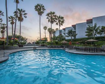 Beach Front Condo - Min 31 Day Stay - Redondo Beach - Basen