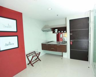 The Square Surabaya Hotel - Surabaya - Kitchen