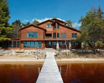 Elbow Lake Lodge: Beachview Suite 2bd/1ba - Orr - Building