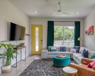 2 Homes in 1! Centrally Located Near Soco - Austin - Living room