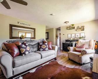 Vintage Farmhouse on 50 acres surrounded by vineyards - Farmhouse experience - Plymouth