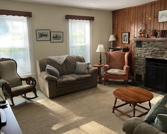 Versatile Vermont Farmhouse Rental - Fun Awaits you! - Brandon - Sala de estar