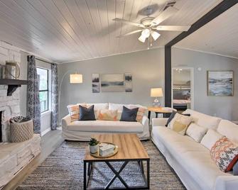 Lake View and Decks Pet-Friendly Mabank Home - Mabank - Living room