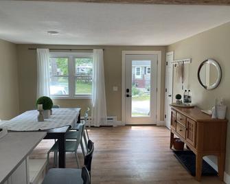 Super Clean Updated 4 bedroom 2 bathroom house with Central AC in Narragansett - Narragansett - Essbereich