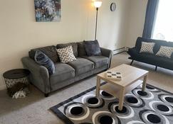 Stunning 1 Bedroom Apartment - Camrose - Sala de estar