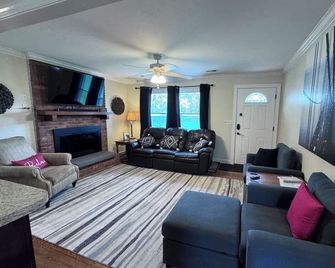 Tranquil 3-bedroom, 2 bath home in country setting on 1 acre lot. Easy access - Kernersville - Sala de estar