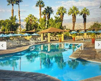 Experience Coachella & Stay at the Marriott DS II in a Studio Villa April 15-18! - Palm Desert - Uima-allas