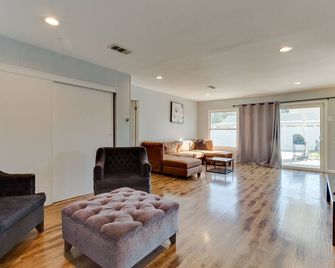 4 bedroom house with a pool - Los Angeles - Living room