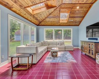 The Grandview Lodge, Oasis at Smith Mountain Lake! - Huddleston - Living room