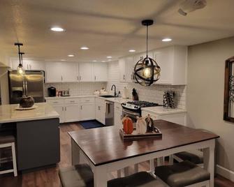 Entire Guest Unit - Cool Canby Crib-Full Basement - Canby - Cocina