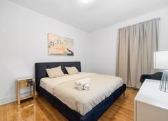 Large 1 Bedroom Apartments In Ndg King Size Bed - Châteauguay - Habitación