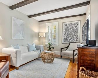 Historic Downtown Townhouse Beautiful Kitchen Parking - Newburyport