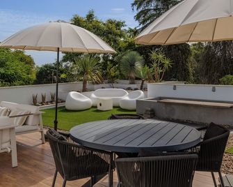 Casa Moderna con Piscina - Palomares del Río - Patio