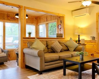 Riverside Escape Perfect for Families & Friends - Indian River - Living room