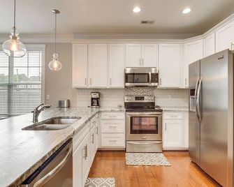 Modern Virginia Beach Retreat in Resort District! - Virginia Beach - Cocina