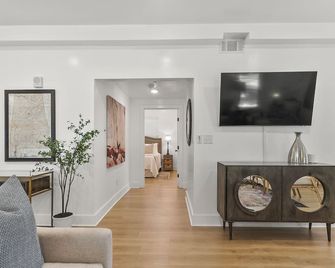 The Norma High-end Condo | Blocks from Stadium | Game Day - Tuscaloosa - Living room