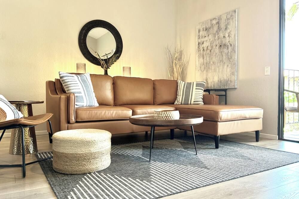 Perfect Palm Springs Getaway with Mountain Views - بالم سبرينغس - غرفة معيشة