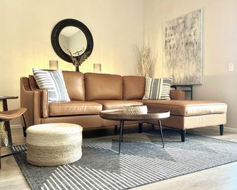 Perfect Palm Springs Getaway with Mountain Views - Palm Springs - Living room