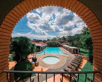 Montebello Villa Hotel - סבו סיטי - בריכה