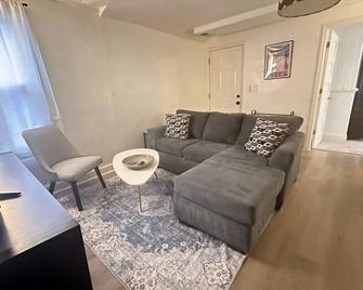 Cozy & Convenient Duplex, Near Downtown - Minneapolis - Olohuone