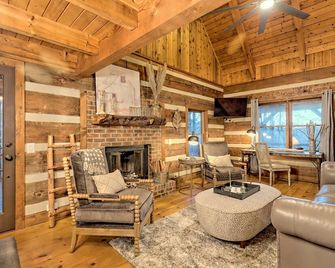 Private, Guest Favorite Cabin, Fire Pit, Close to Hiking and Downtown Clayton! - Tiger - Living room