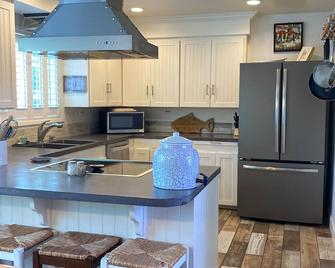 Sunset House -A View to Experience- Serene Location in Town. - Trinidad - Kitchen