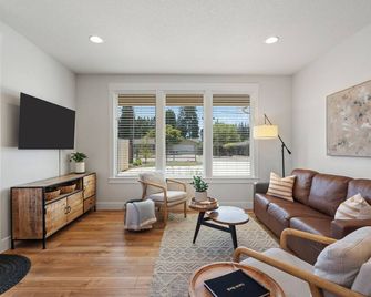 Holly Grove Cottage W/ Hot Tub - Vancouver - Living room