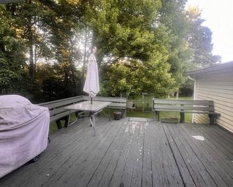 Two-mile Getaway. 3 bedroom house in quiet neighborhood in the country - Franklin - Patio