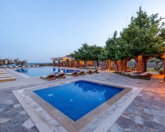 Cinarli Kasri - Gökçeada - Pool