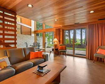 Modern Style Lakefront Retreat - Stevens Point - Living room