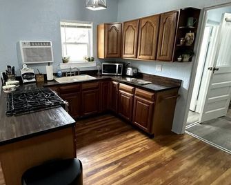 Ash Creek Canyon Mining Cabin Chrysotile - Globe - Kitchen