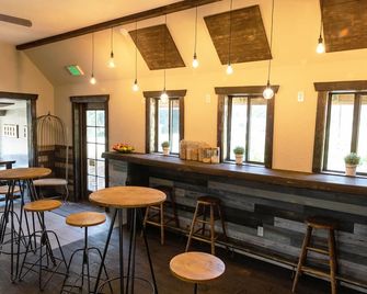 Paradise Village - Ashford - Bar