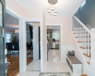 Jana House Getaway /Hot tub/Game Room/King Bed - Baldwin - Escaleras