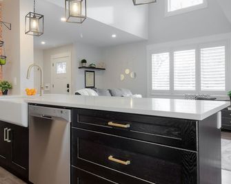 Brand New High End Renovated Main Floor 2-Bedroom - Lethbridge - Küche