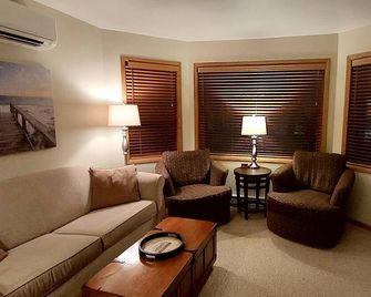 Autumn Deal! Egg Harbor Getaway -Landmark Resort Cozy 1 Bedroom Wood-View! - Egg Harbor - Living room
