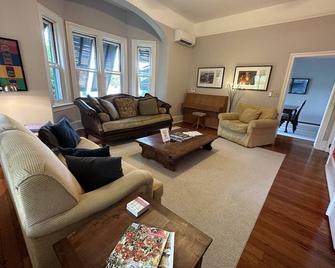 Pembroke Villa - Business and Vacation Home - Hamilton - Living room